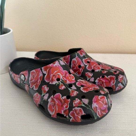 CROCS Freesail Roses Black Rubber Clogs - Picture 4 of 10